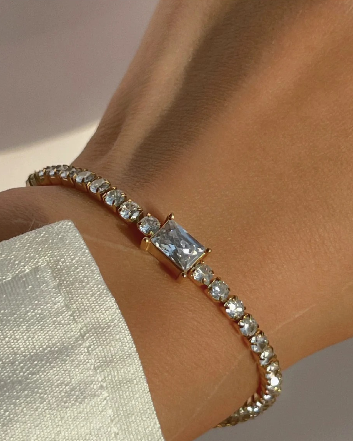 Tennis bracelet with centre piece