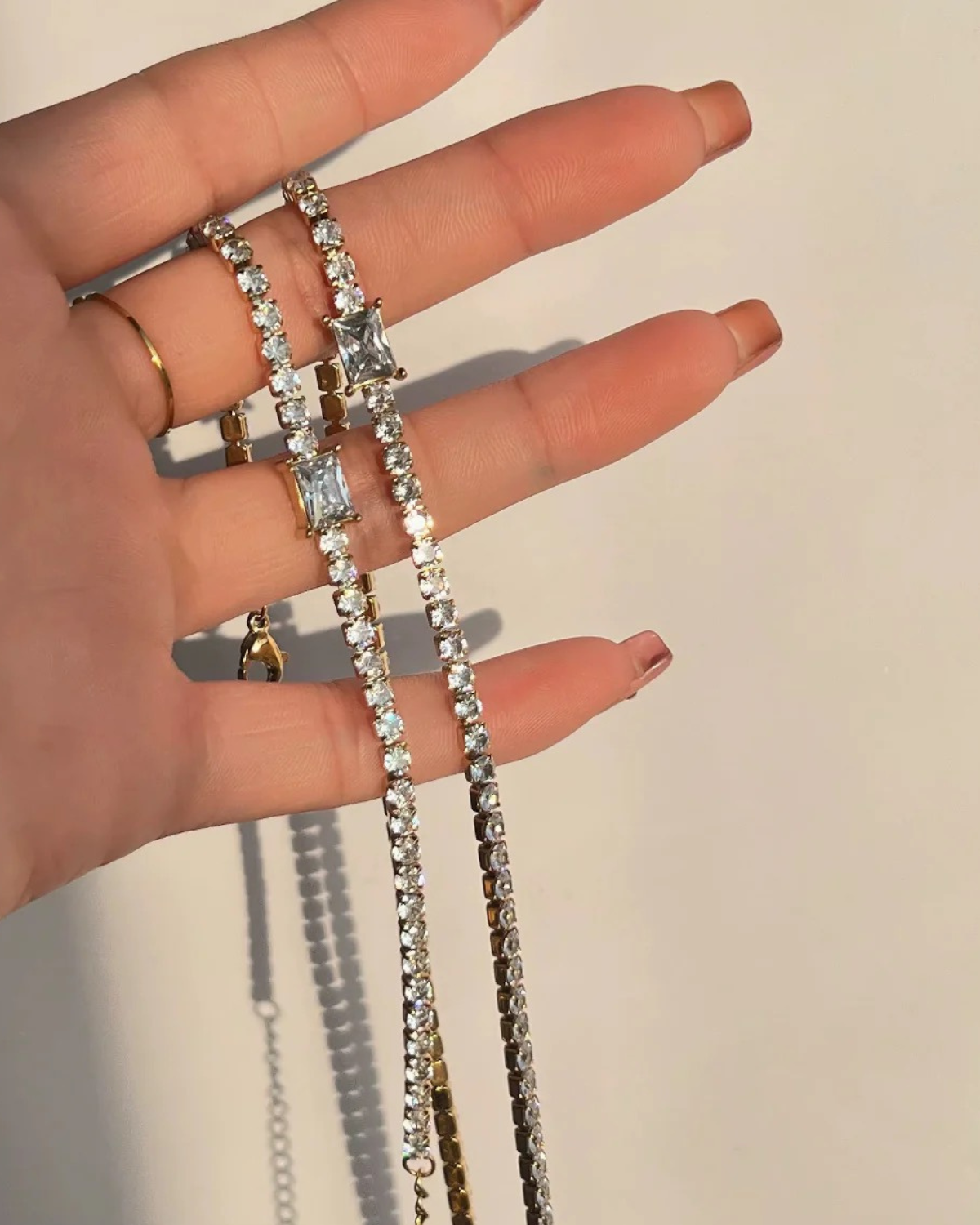 Tennis bracelet with centre piece