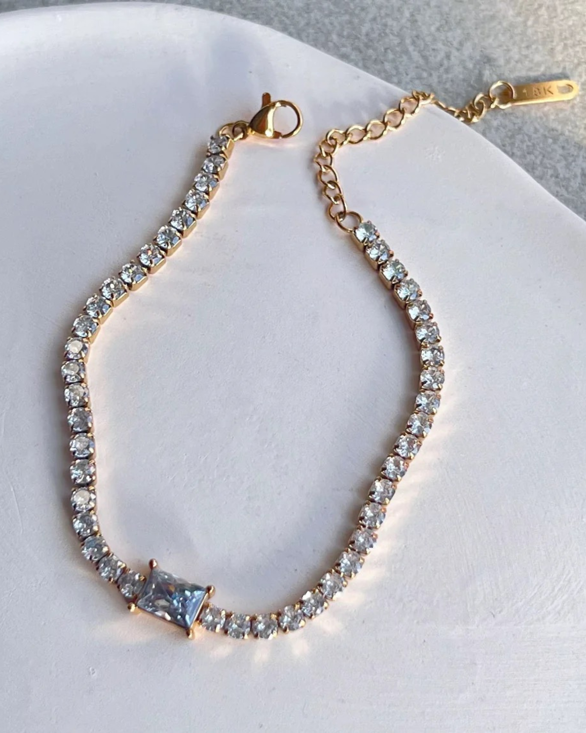 Tennis bracelet with centre piece