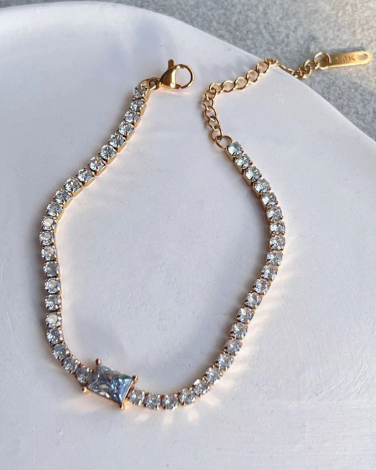 Tennis bracelet with centre piece